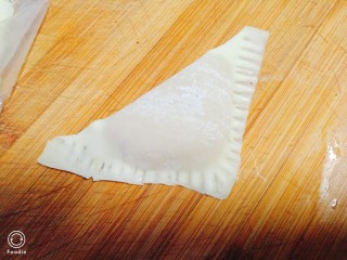 12、菠萝酱三角包,用叉子压实两边的口