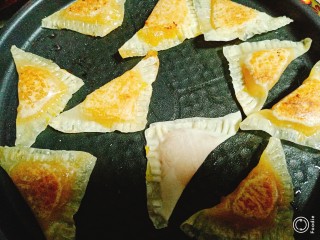 14、菠萝酱三角包,煎至两面金黄即可。