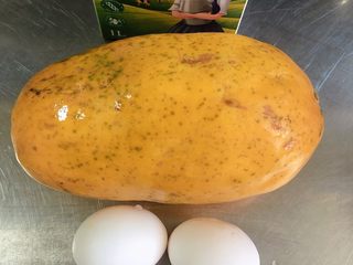 1、蒸木瓜溏心蛋| 美颜丰胸,准备好食材。红心木瓜、鸡蛋、牛奶。