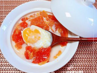 9、蒸木瓜溏心蛋| 美颜丰胸,在木瓜碗中倒入牛奶,一碗香甜的木瓜溏心蛋就可以吃喽!