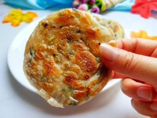 1、饺子皮葱油饼,美美图片来一张，特别香，特别酥脆！