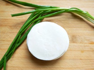 2、饺子皮葱油饼,准备食材。