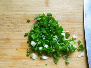 3、饺子皮葱油饼,香葱切碎。