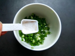 4、饺子皮葱油饼,放盐。