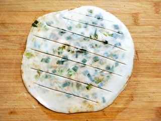 12、饺子皮葱油饼,用刀划几刀，不要把边缘划破。