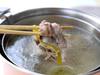 3、玉米大骨汤,6.焖3小时，打开锅，检查一下效果，焖得很彻底了，骨肉分离了。