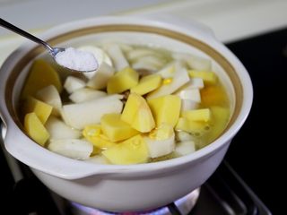 5、玉米大骨汤,11.加盐调味。