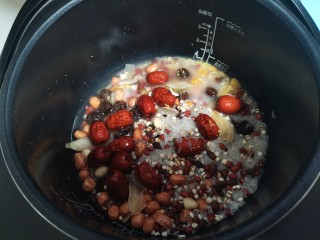 11、腊八粥,把所有的食材清洗干净，放入电饭煲内胆中