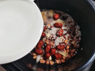 12、腊八粥,加入清水，食材和水的比例1：4（可根据自己的喜好）