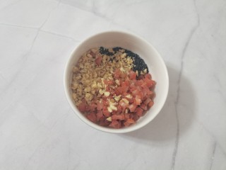 14、腊八粥,核桃核仁芝麻炒熟，核桃仁剁碎，草莓干切小粒搅拌一起备用