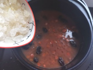 15、腊八粥,粥煮熟放入冰糖搅匀焖一分钟即可