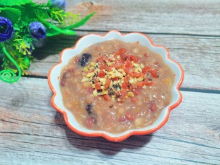 16、腊八粥,装碗散上核桃芝麻草莓碎