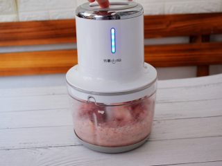 4、猪肠碌,启动东菱无线绞肉机打成泥