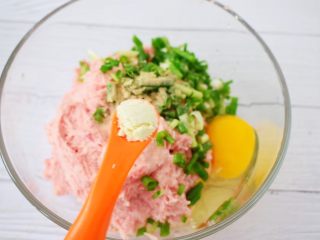 9、猪肠碌,加入鸡精