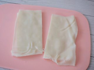 13、猪肠碌,再把整张河粉切成自己想要的大小