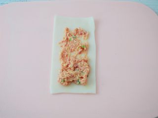 15、猪肠碌,铺上肉馅