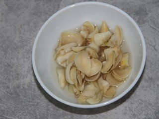 5、百合银耳粥,也用水泡上