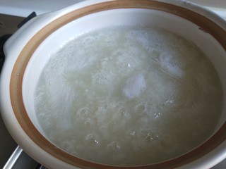 6、菠菜猪肝粥,熬制粘稠度就可以了。