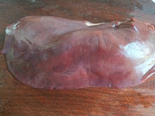 8、菠菜猪肝粥,鲜猪肝一块。