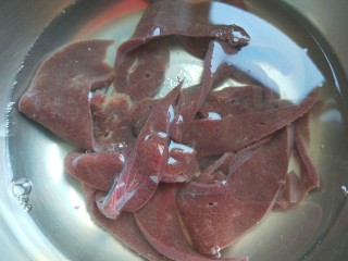 10、菠菜猪肝粥,在洗干净加料酒淀粉抓均匀。