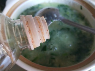 13、菠菜猪肝粥,倒入生抽。