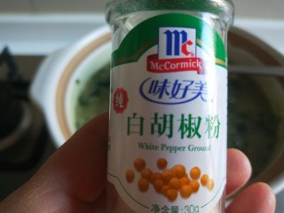 14、菠菜猪肝粥,加入白胡椒。