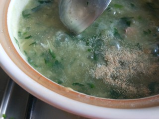 15、菠菜猪肝粥,搅拌均匀即可。