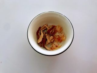 4、百合绿豆粥，伴你安然入睡,百合泡下水。