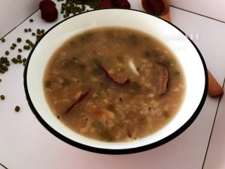 6、百合绿豆粥，伴你安然入睡,装锅。