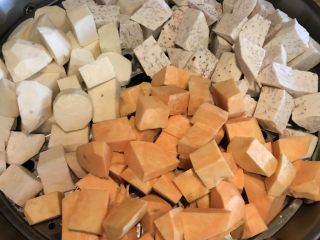 1、抹茶拿铁芋圆,红薯、芋头清洗干净去皮，切成小方块，放于蒸格上