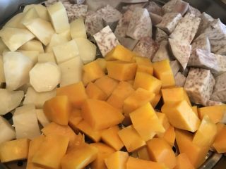 2、抹茶拿铁芋圆,开大火，水开后转中火，蒸约15分钟，蒸至红薯和芋头软糯