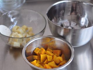 3、抹茶拿铁芋圆,将白心红薯、黄心红薯、香芋分别装于三个容器中