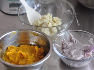 4、抹茶拿铁芋圆,分别放入料理机搅拌成泥