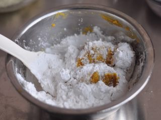 5、抹茶拿铁芋圆,在三种泥中分别加入125g木薯淀粉，拌匀成团