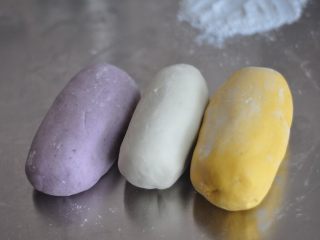 6、抹茶拿铁芋圆,拌好的三种颜色的面团