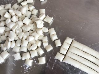 7、抹茶拿铁芋圆,将每种面团分别搓成小指头粗细的长条，再用塑料刮板或切成约1厘米长的小段