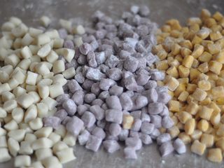 8、抹茶拿铁芋圆,切好的三种颜色的芋圆，撒少量分量外的木薯淀粉混匀防粘