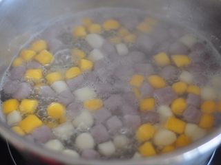 9、抹茶拿铁芋圆,锅中加入适量清水烧开，加入适量芋圆，煮约3分钟，至芋圆浮起，关火