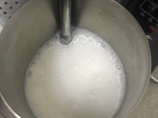 11、抹茶拿铁芋圆,牛奶用咖啡机的起泡器打泡，打泡后的温度约63度