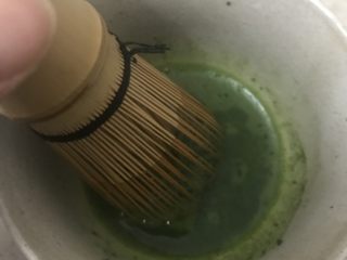 10、抹茶拿铁芋圆,将抹茶粉放入碗中加入20毫升开水和适量砂糖，用茶筅呈Z字形搅打至抹茶完全溶解