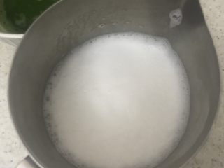 12、抹茶拿铁芋圆,将奶泡缸在台面上震几下，震除大气泡