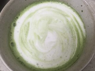 13、抹茶拿铁芋圆,将整杯奶泡倒入搅好的抹茶液中，因为不拉花，所以不需要手法，整杯倒入就好，然后用勺子搅一搅，搅拌均匀