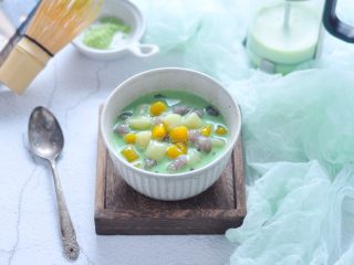 14、抹茶拿铁芋圆,煮好的芋圆沥一下水，加入到做好的奶茶中，一杯抹茶拿铁芋圆就大功告成啦？