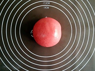 7、日式和果子,然后把橄榄油揉进蒸好的糯米粉中，揉匀。蒸熟的糯米粉不会沾手。