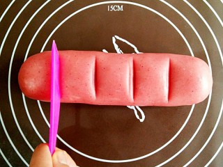 8、日式和果子,将糯米面团搓成圆柱形，切分成大小合适的剂子。