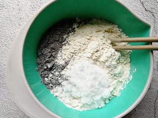 2、奶香黑米发糕,黑米粉和细砂糖倒入普通面粉内，用筷子大致搅拌均匀