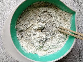 3、奶香黑米发糕,倒入牛奶酵母水