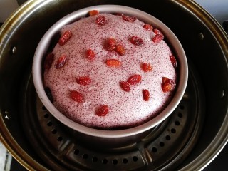 7、奶香黑米发糕,冷水上锅中大火蒸30分钟，关火后焖3分钟再开盖。