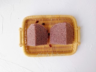 9、奶香黑米发糕,发酵到位的发糕，内部组织就会很细腻噢！非常好吃