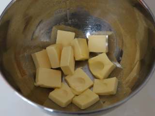 3、香酥美味蔓越莓饼干,黄油切小块，室温软化至用拇指可以轻轻按压出洞即可。